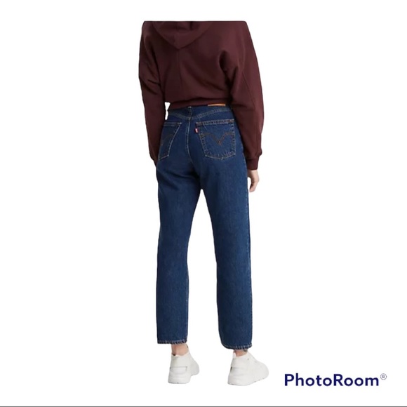 Levi's® highest high rise yet. The Ribcage Jean—with its soaring 12-inch rise,27 - Picture 4 of 10